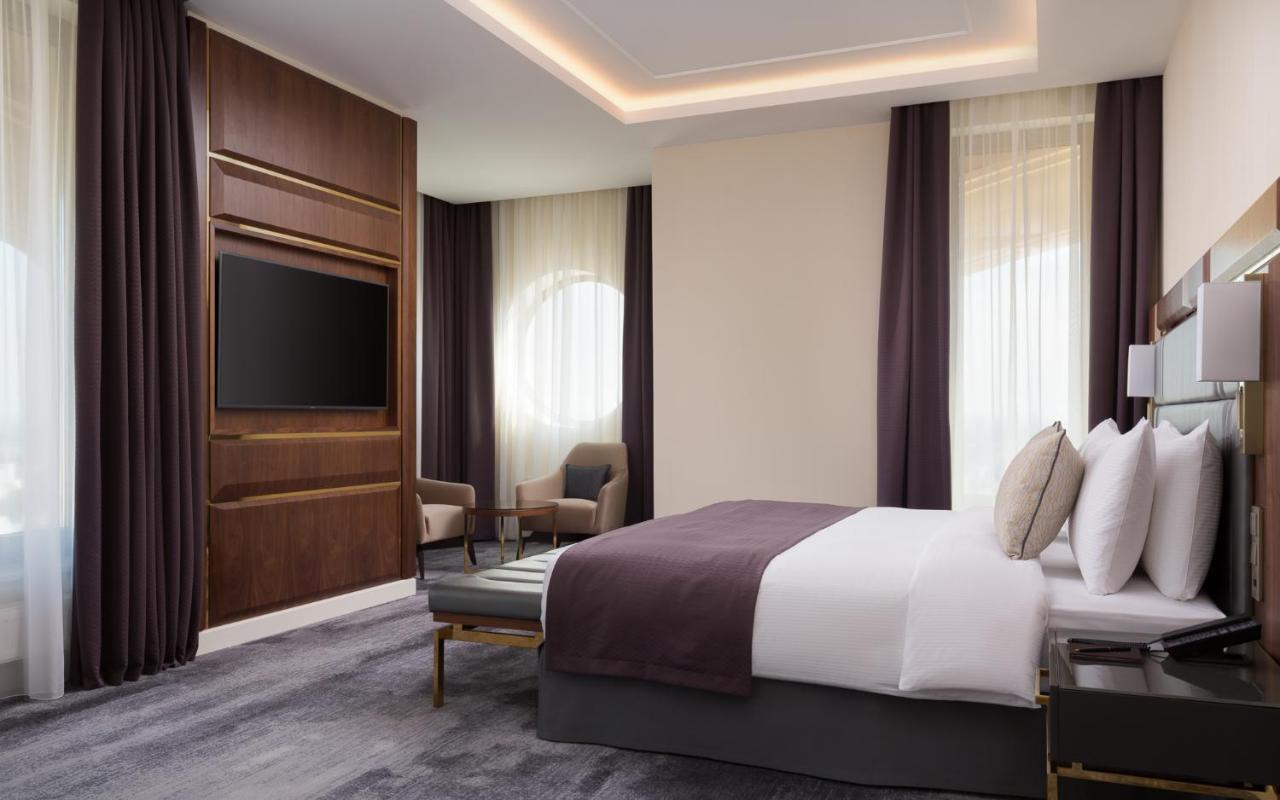 Lotte Hotel سامارا المظهر الخارجي الصورة A bedroom at the hotel