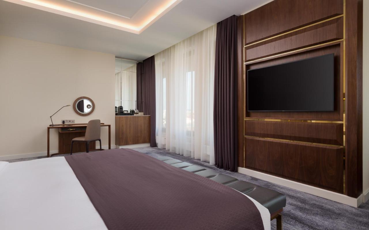 Lotte Hotel سامارا المظهر الخارجي الصورة A bedroom at the hotel