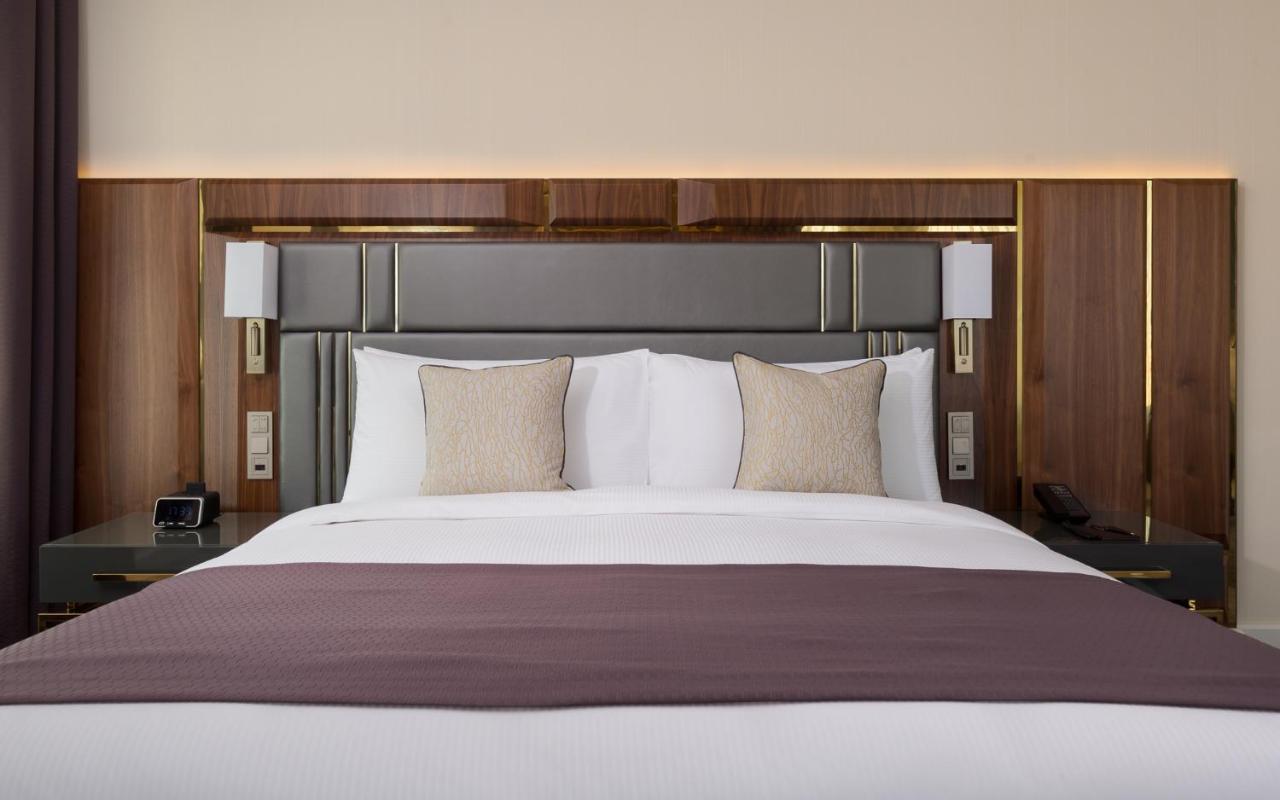 Lotte Hotel سامارا المظهر الخارجي الصورة A bed with a headboard