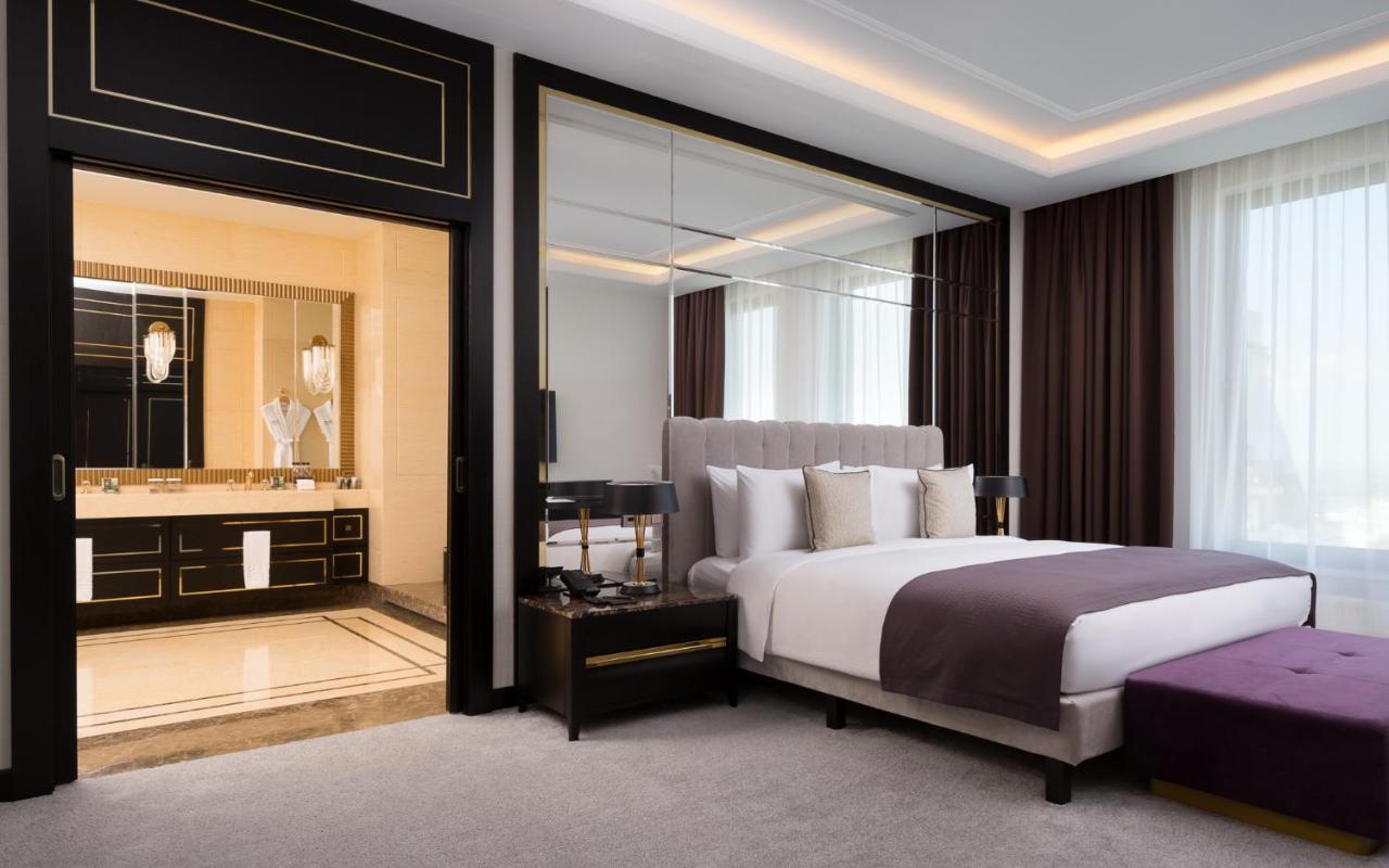 Lotte Hotel سامارا المظهر الخارجي الصورة A bedroom at the hotel