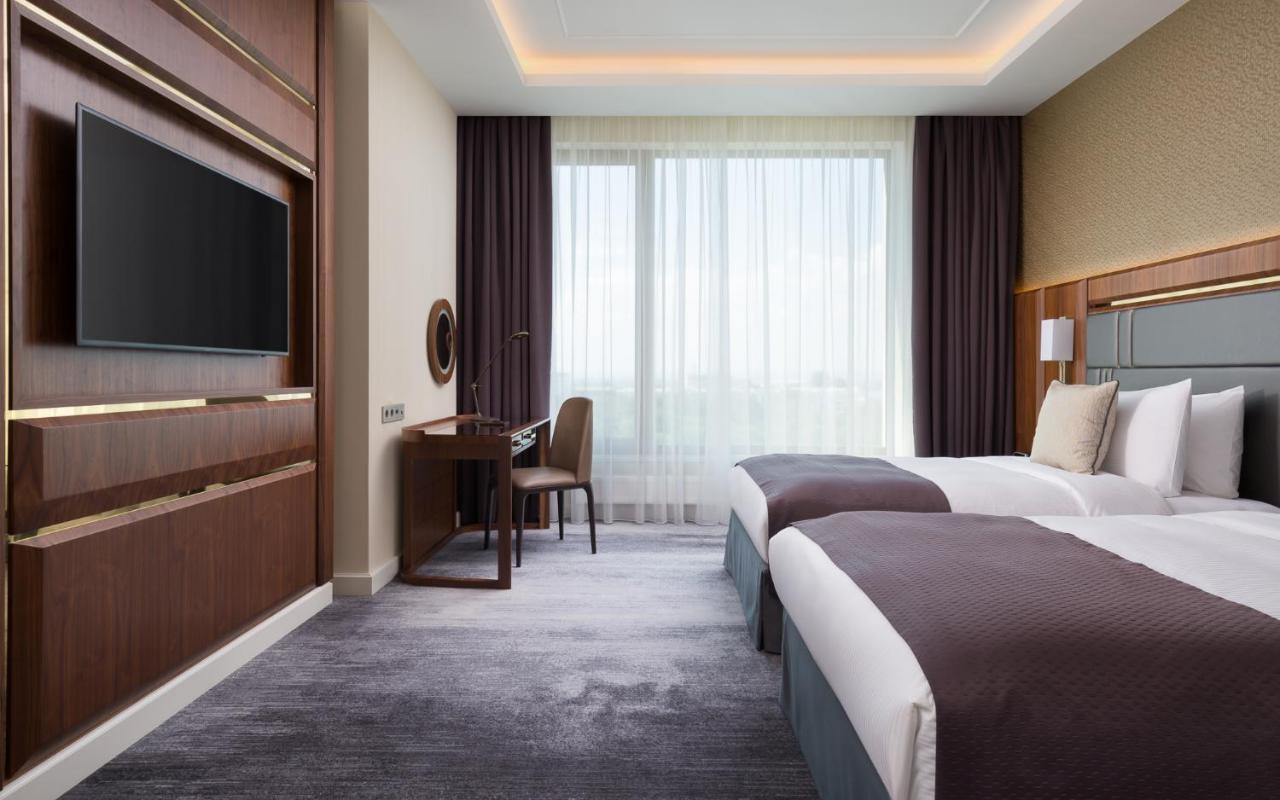 Lotte Hotel سامارا المظهر الخارجي الصورة A room at the Hilton London Heathrow